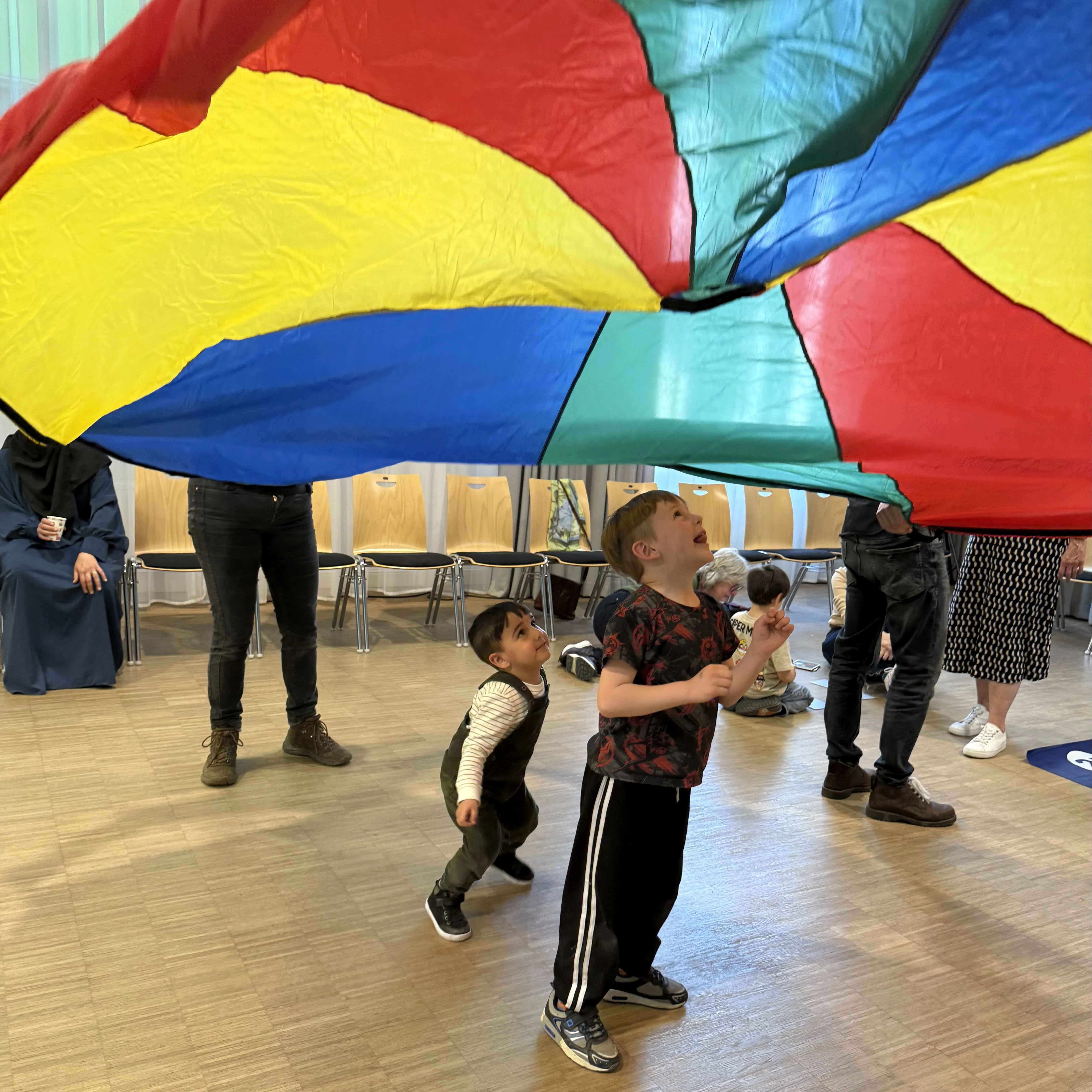 kinderen onder speeldoek