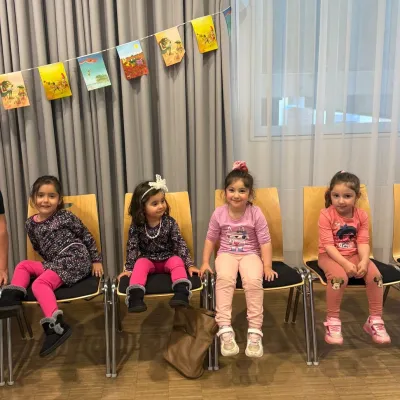 vier vrolijke meisjes op stoel