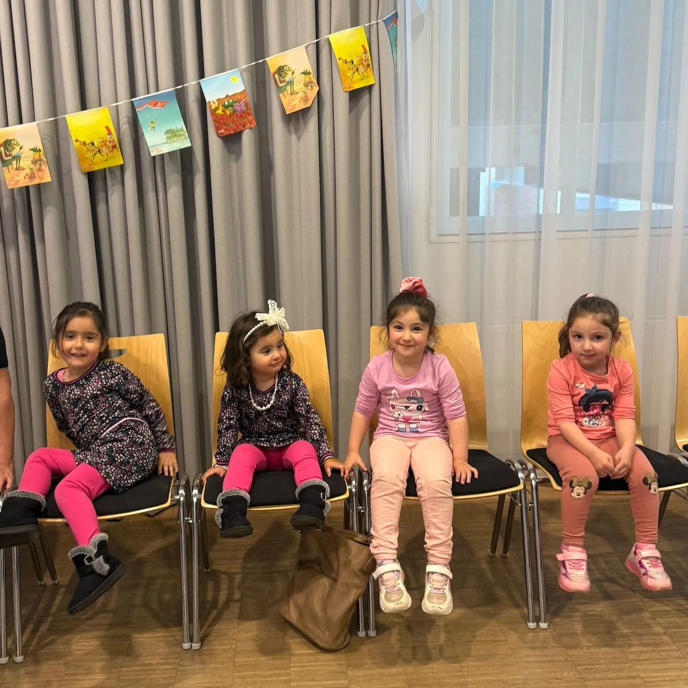 vier vrolijke meisjes op stoel