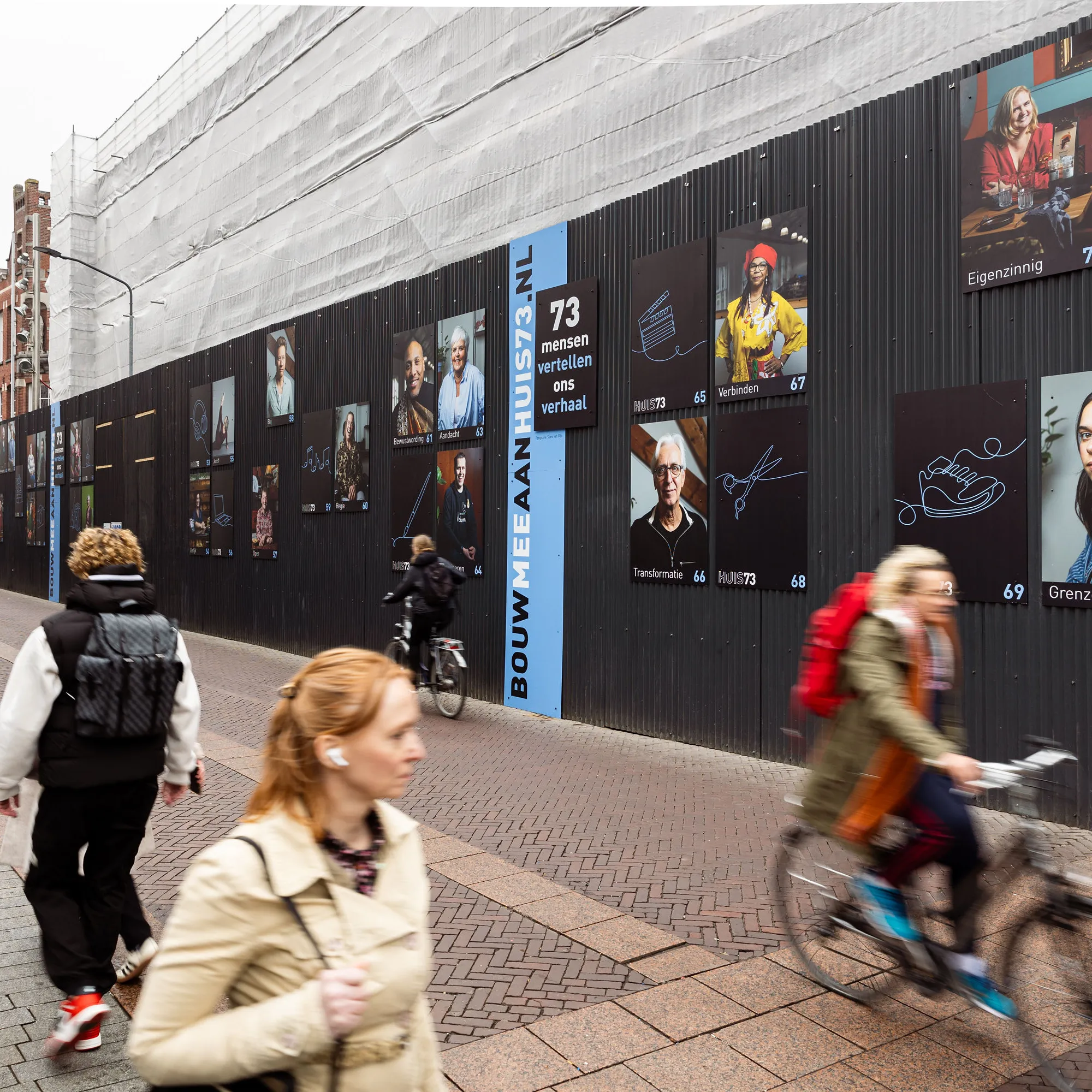 voorbijgangers bij fotowand