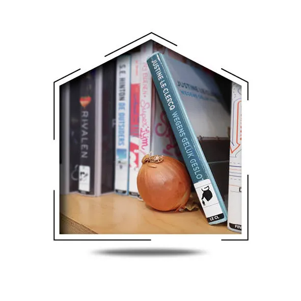 gele ui op boekenplank voor boeken