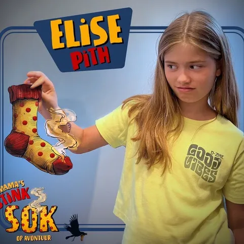 Elise met een stinkende sok in haar handen