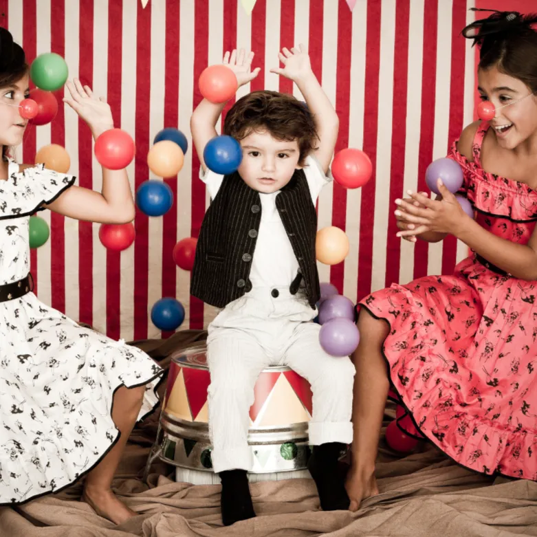 Foto van kinderen die jongleren