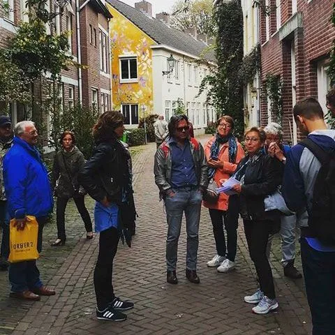 Gids Janny Viguurs tijdens een van de stadswandelingen