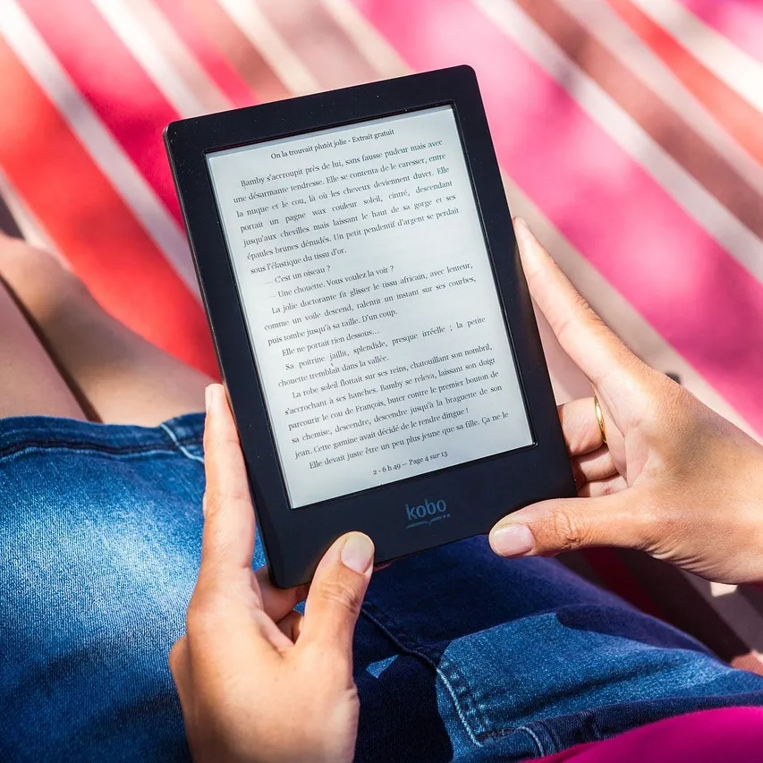 vrouw met e-reader
