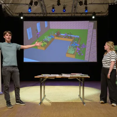 drie studenten presenteren ontwerp, foto ben nienhuis