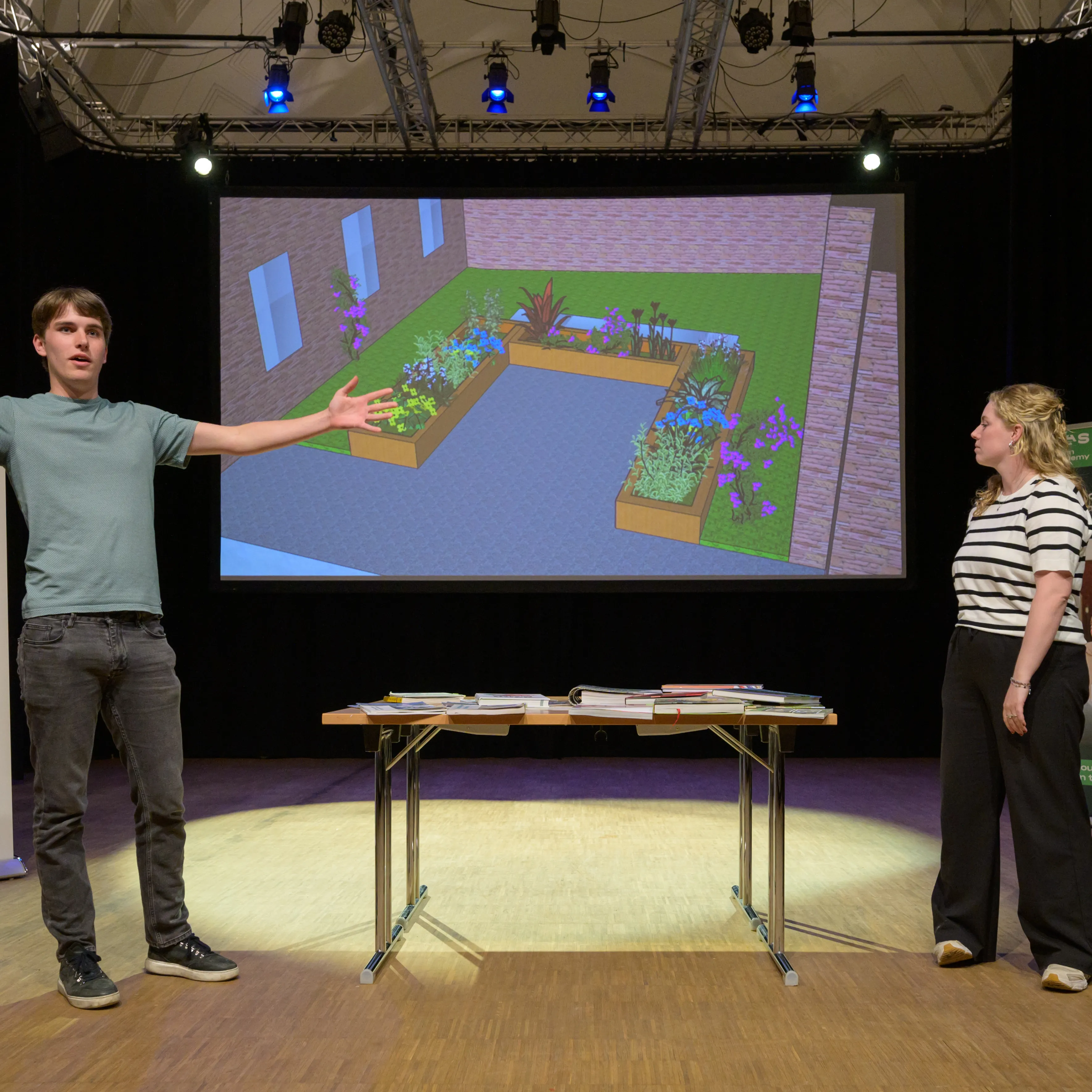 drie studenten presenteren ontwerp, foto ben nienhuis