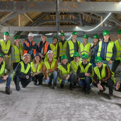 Groep studenten bezoekt bouwplaats