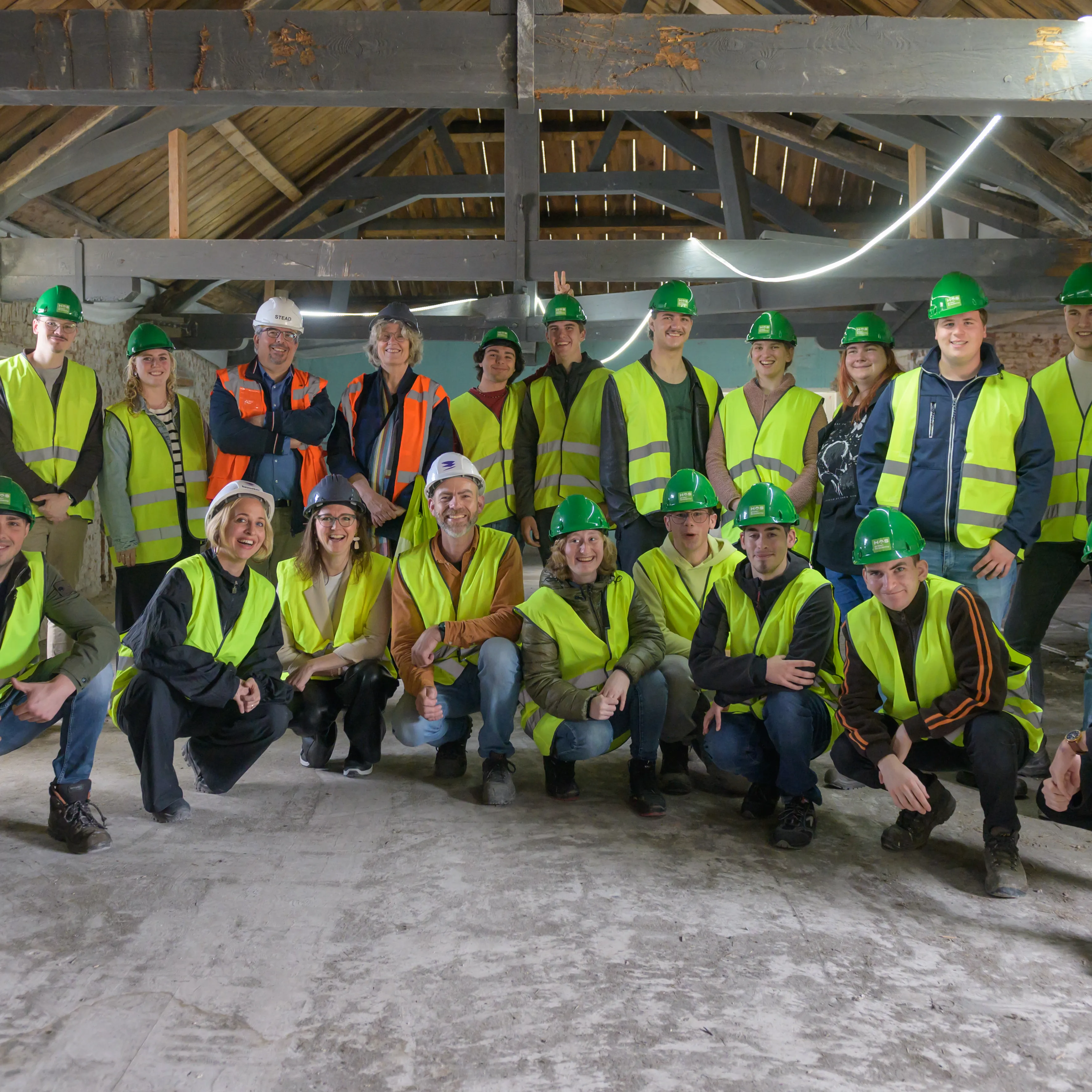 Groep studenten bezoekt bouwplaats
