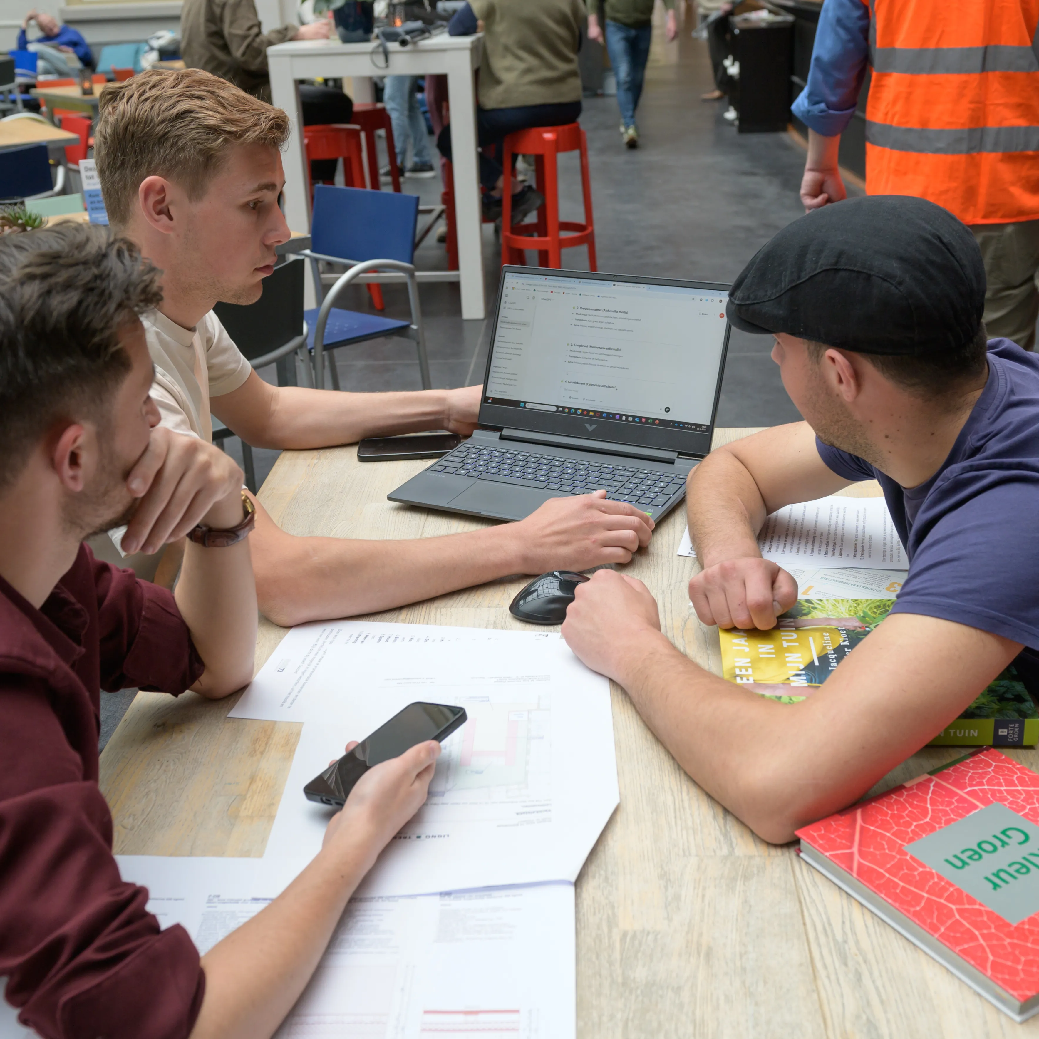 drie studenten werken plan uit