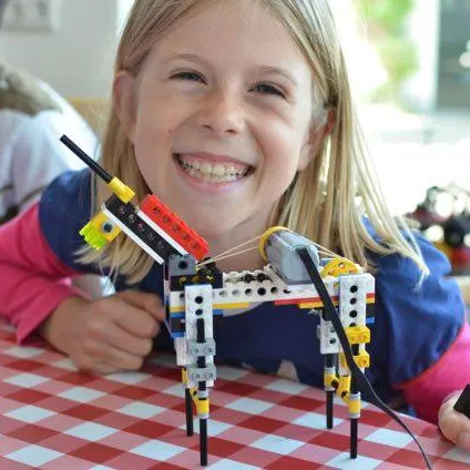 Meisje toont blij haar gemaakte bricks creatie