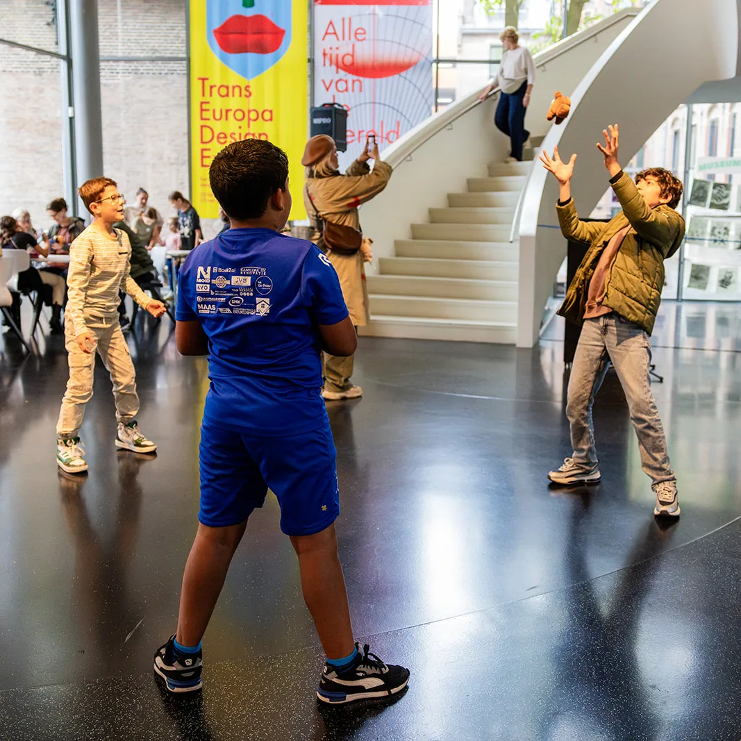 Kinderen spelen in entree Design Museum