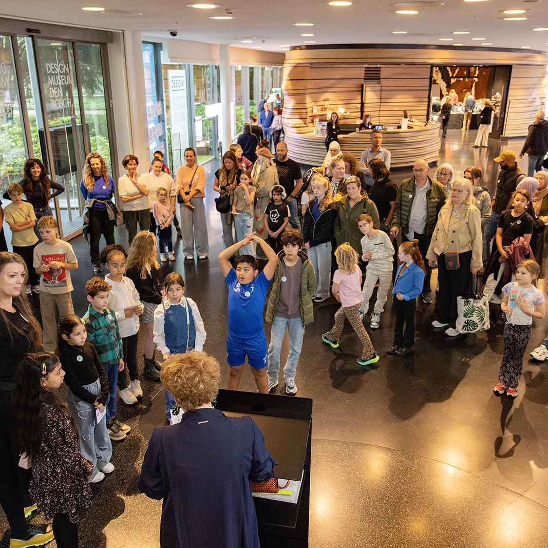 directeur Nan van Schendel opent expositie voor menigte kinderen