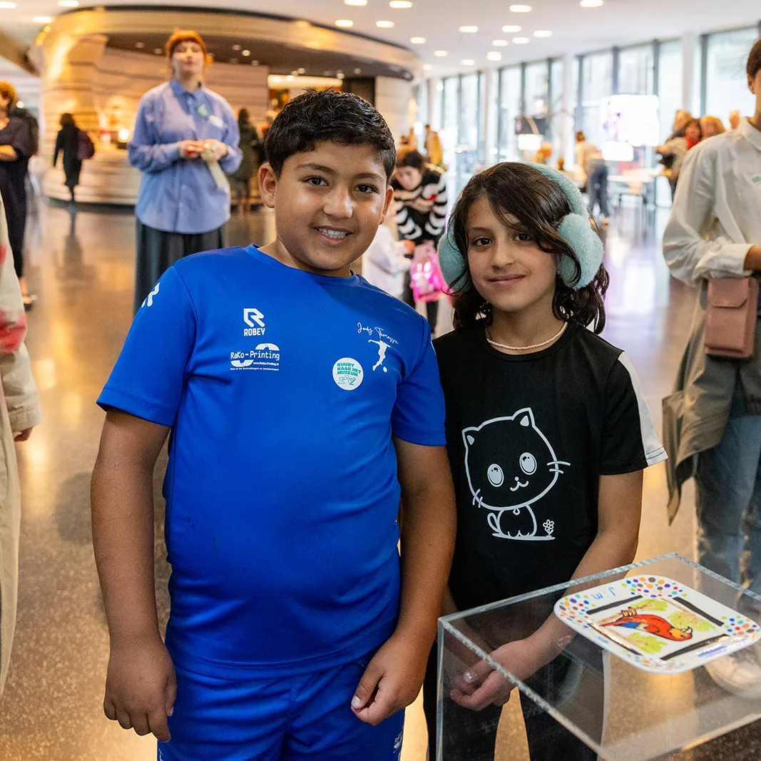 Twee trotse jonge kunstenaars poseren voor foto