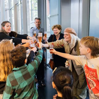 Proosten met kinderchampagne