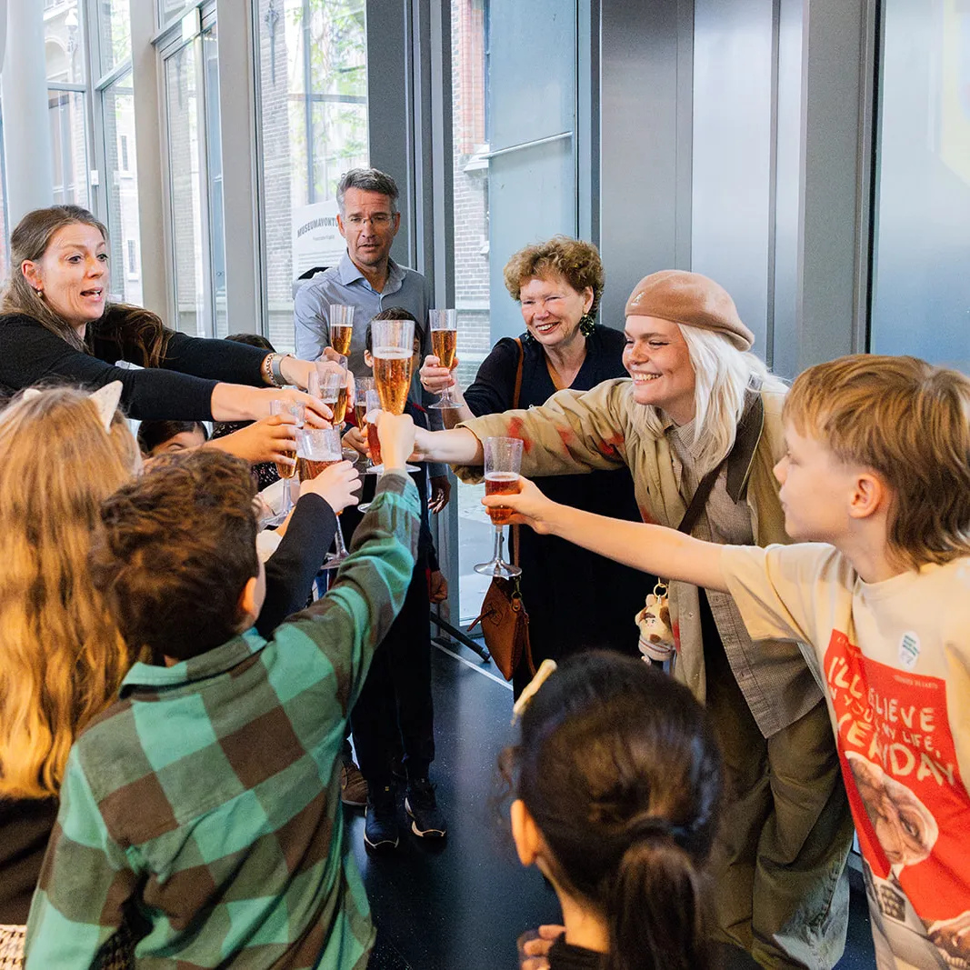 Proosten met kinderchampagne
