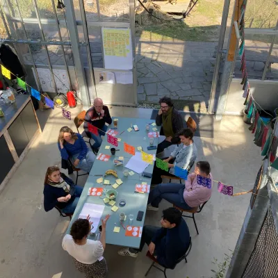 collega's van bovenaf gefotografeerd aan tafel