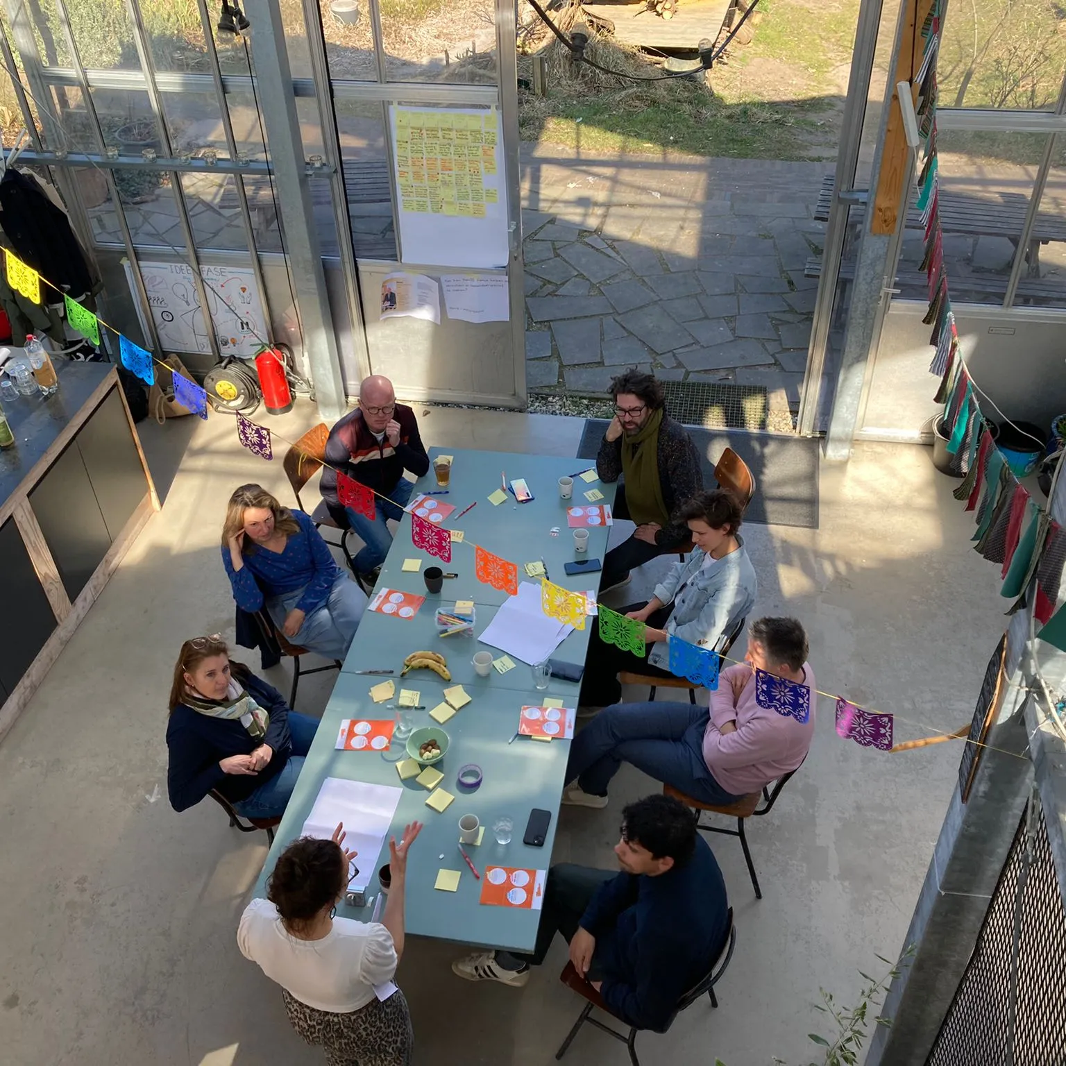 collega's van bovenaf gefotografeerd aan tafel