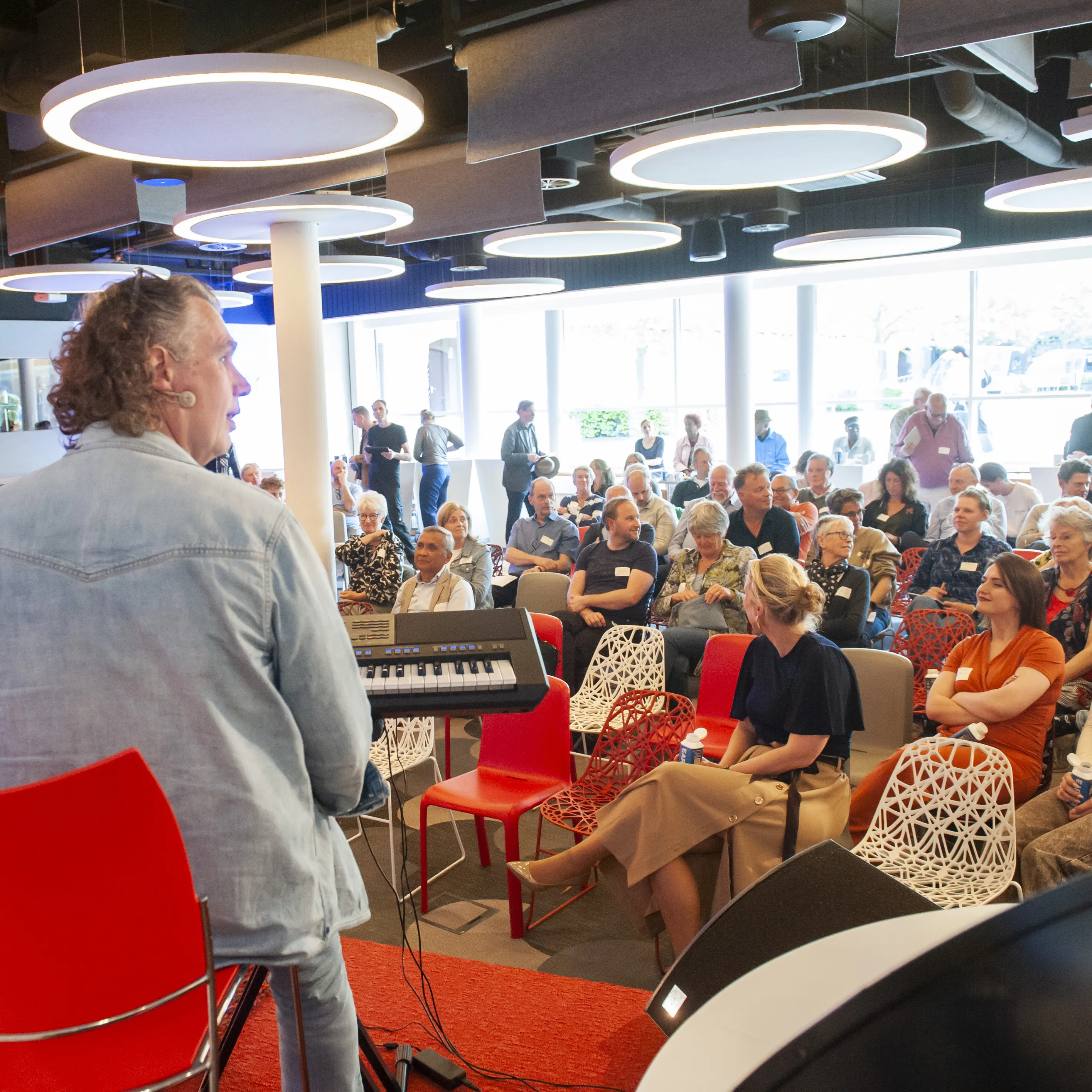 Event met mensen in zaal en op podium