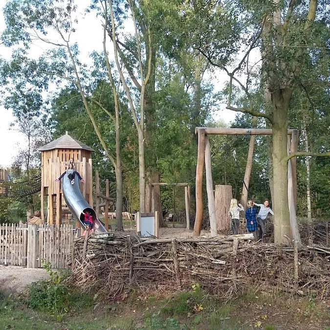 Natuurspeeltuin Gestel voorlezen buiten de deur