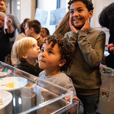 Jonge kinderen verwonderen zich in het museum
