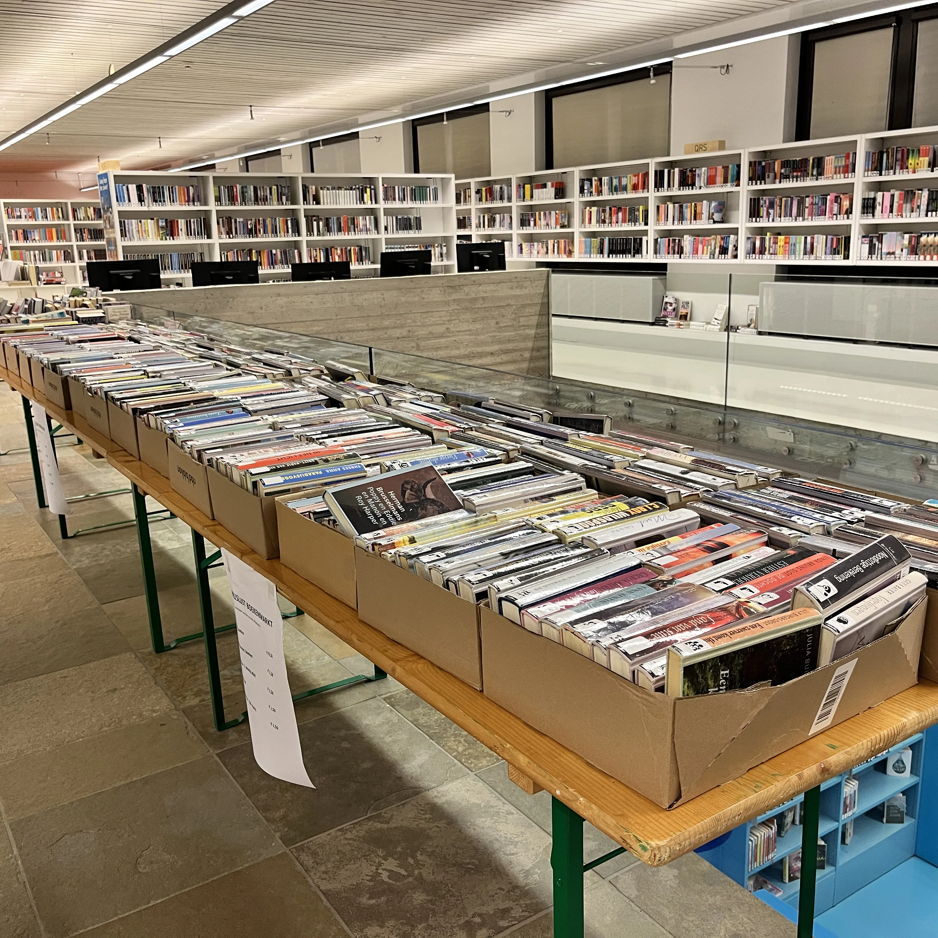 Boeken uitgestald in dozen
