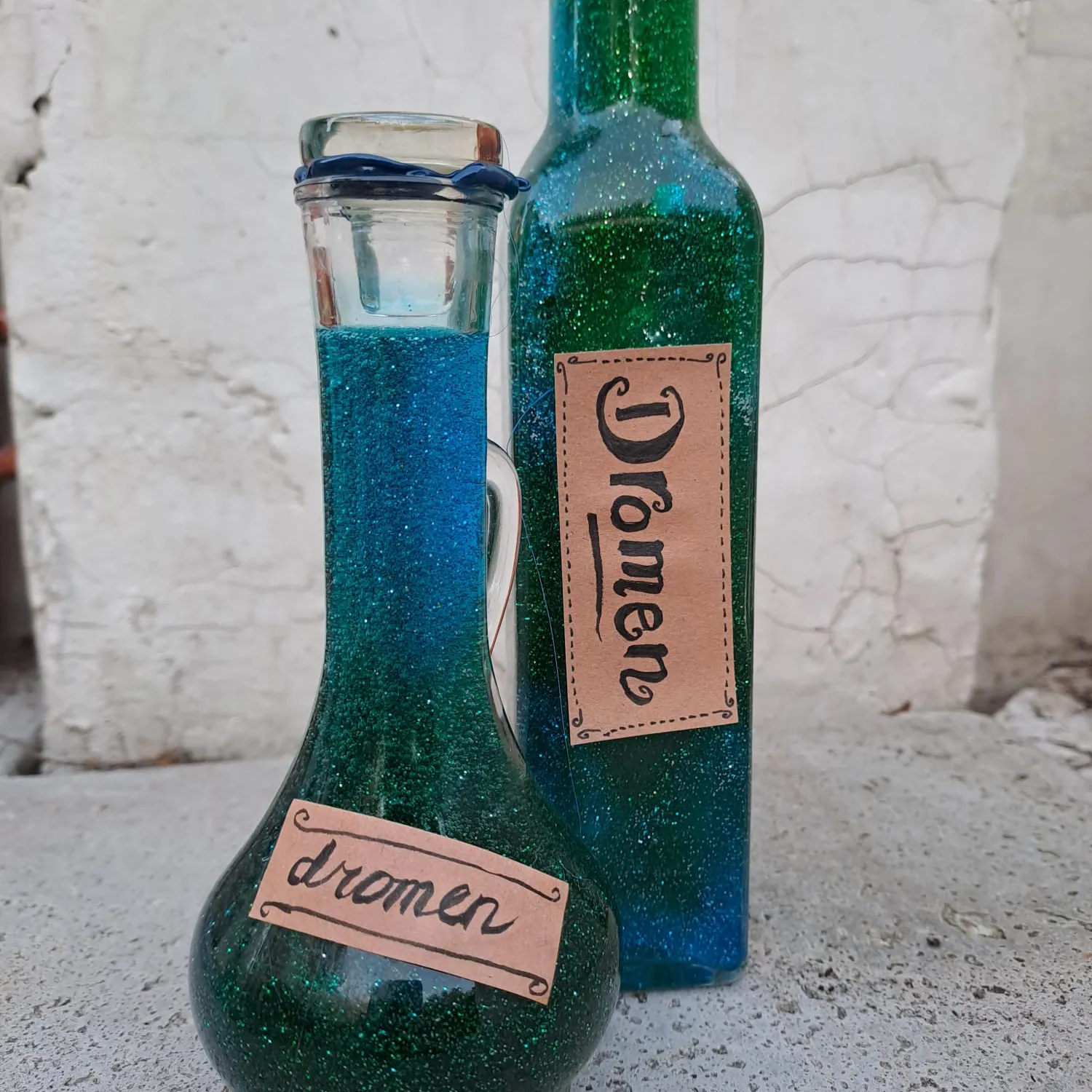 Flesjes met groen glitterslijm