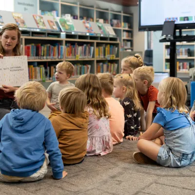 groep kinderen die luistert naar een verhaal