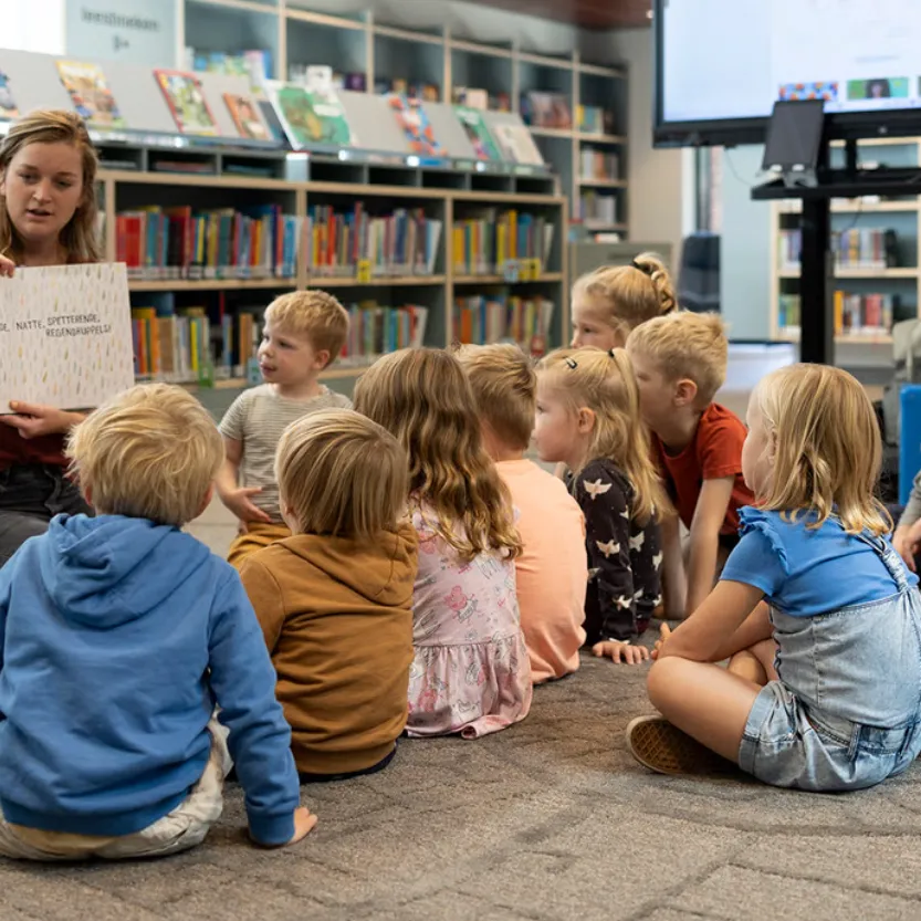 groep kinderen die luistert naar een verhaal