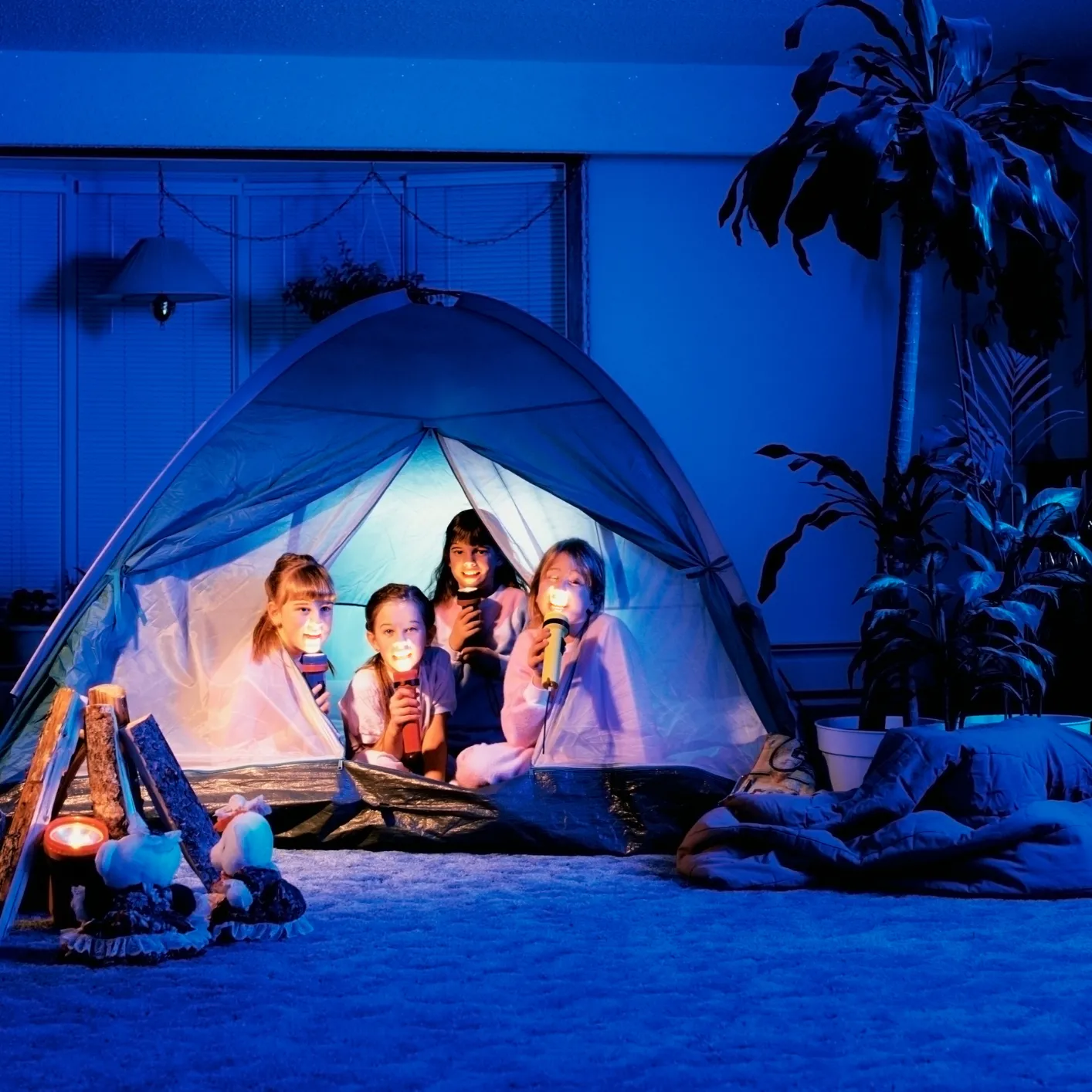 Foto met kinderen in een tent in de avond