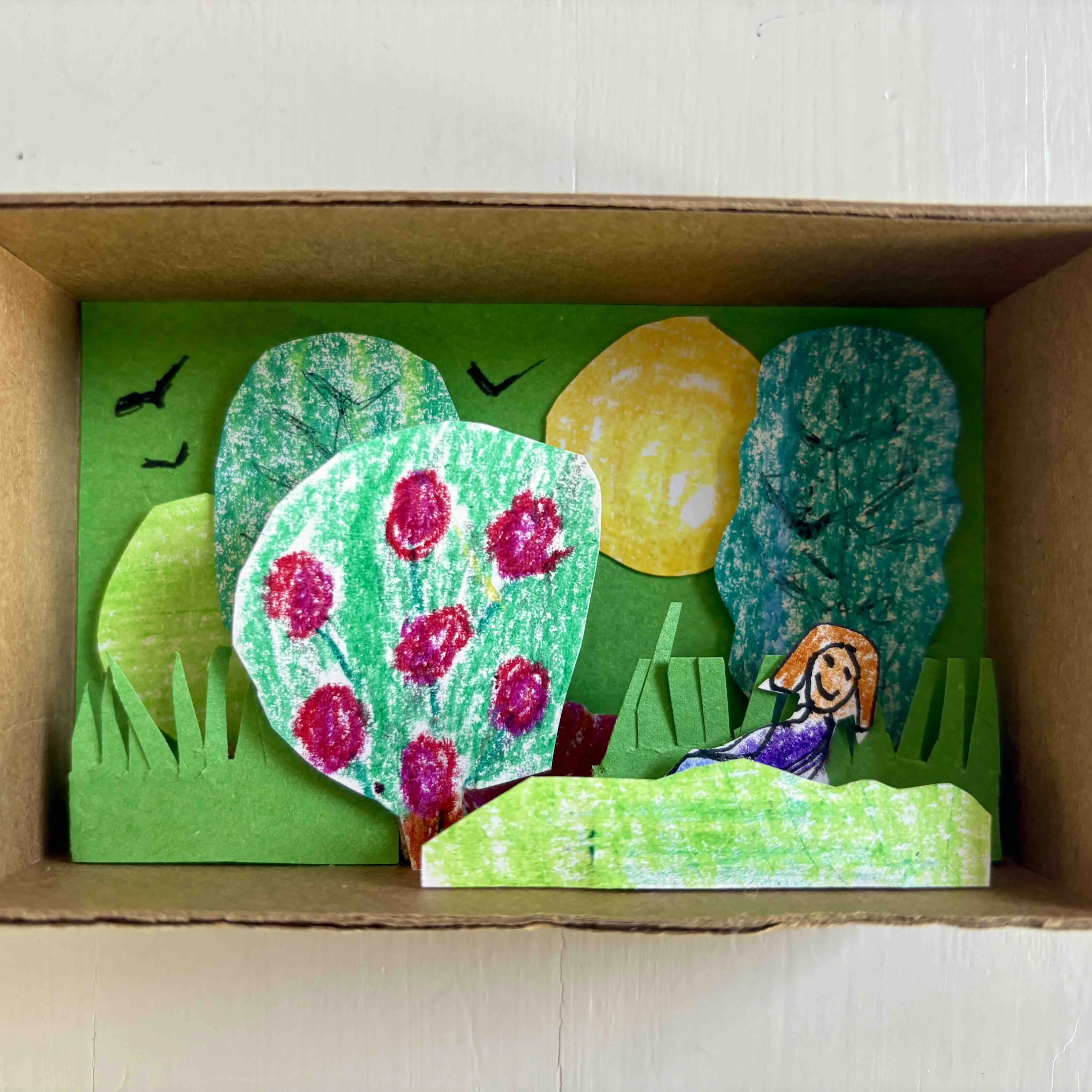 Bomen van papier in een kartonnen doosje