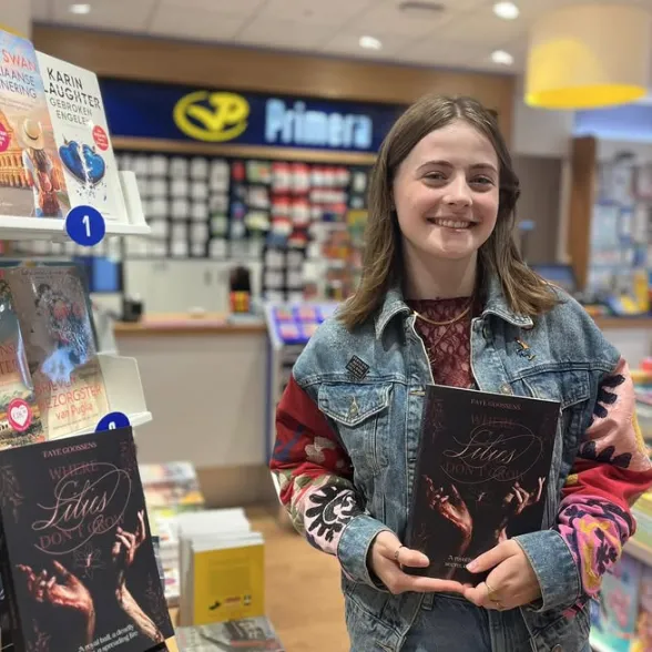 Faye Goossens met haar boek Where lilies dont grow