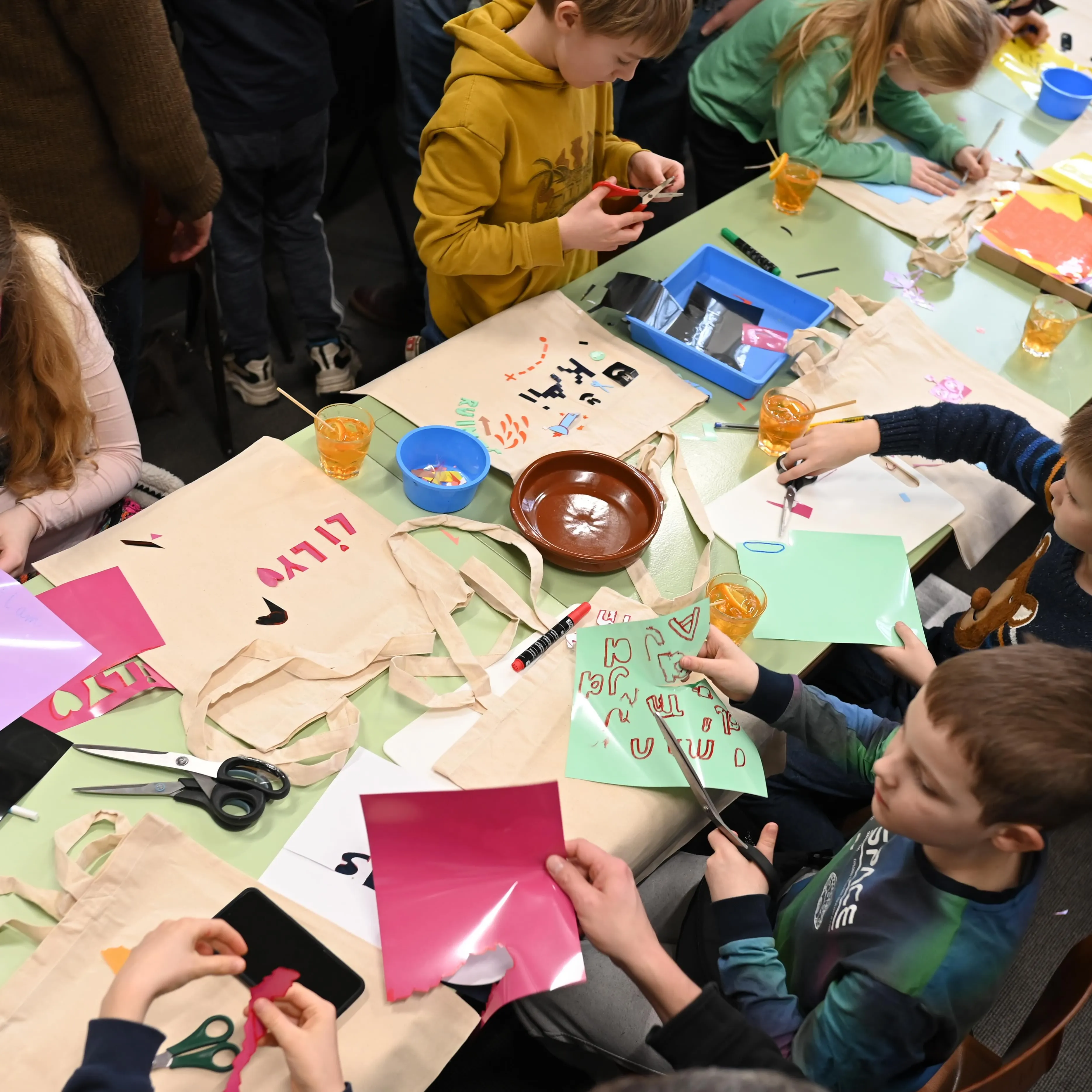 tafel met knutselende kinderen