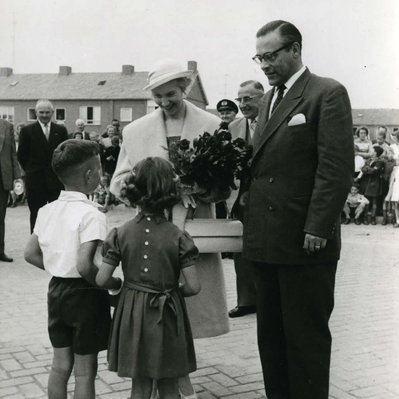 Eerste steenlegging Baandervrouwenlaan Boxtel. Christ van Eekelen en Nelly Brandts bieden bloemen aan, aan de vrouw van de burgemeester.