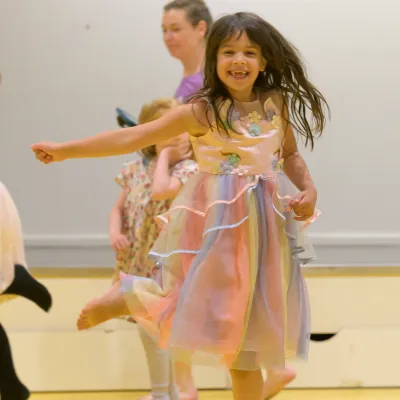 Kind aan het dansen
