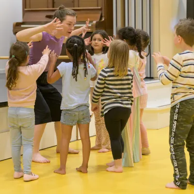 Juf dans met kinderen in gymzaal