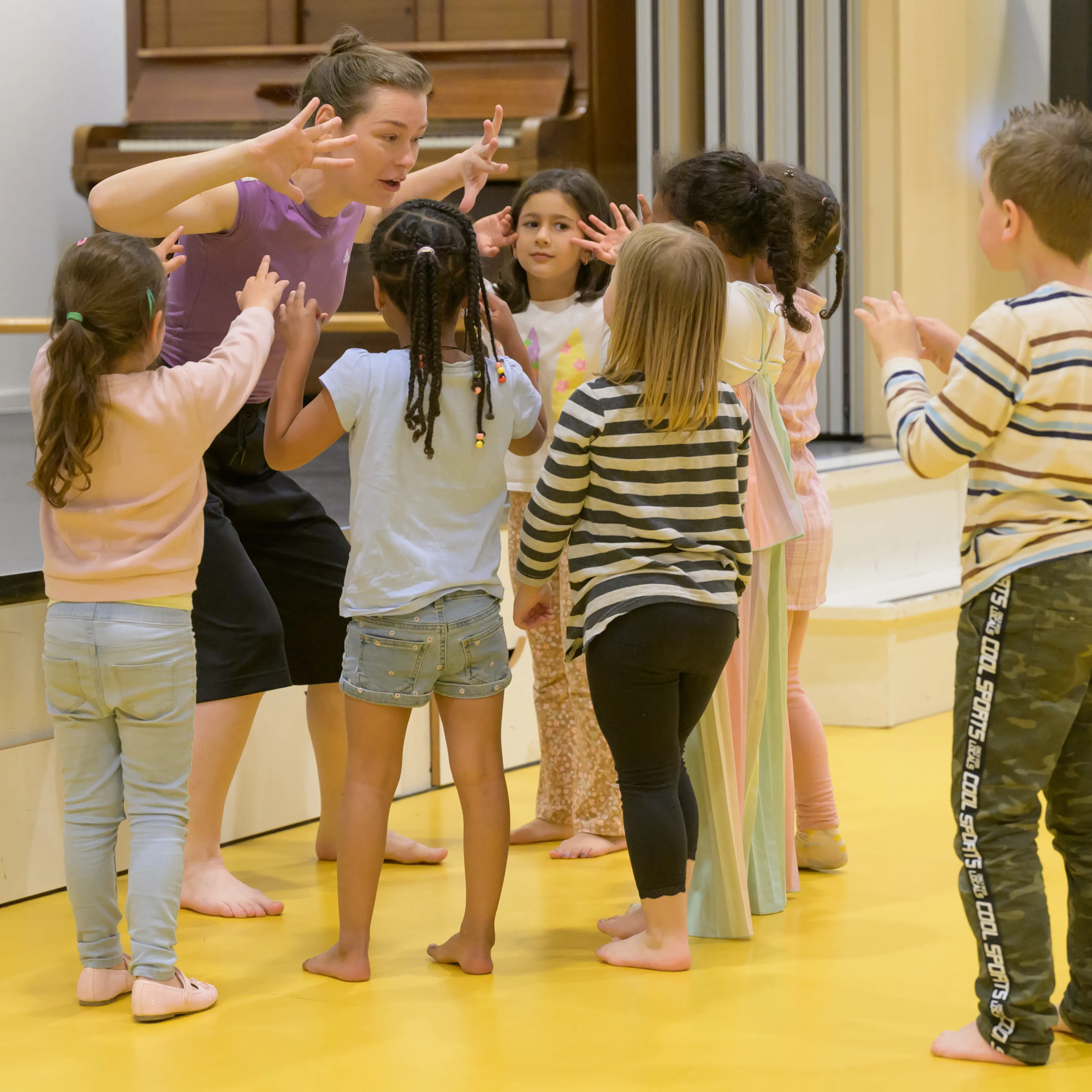 Juf dans met kinderen in gymzaal