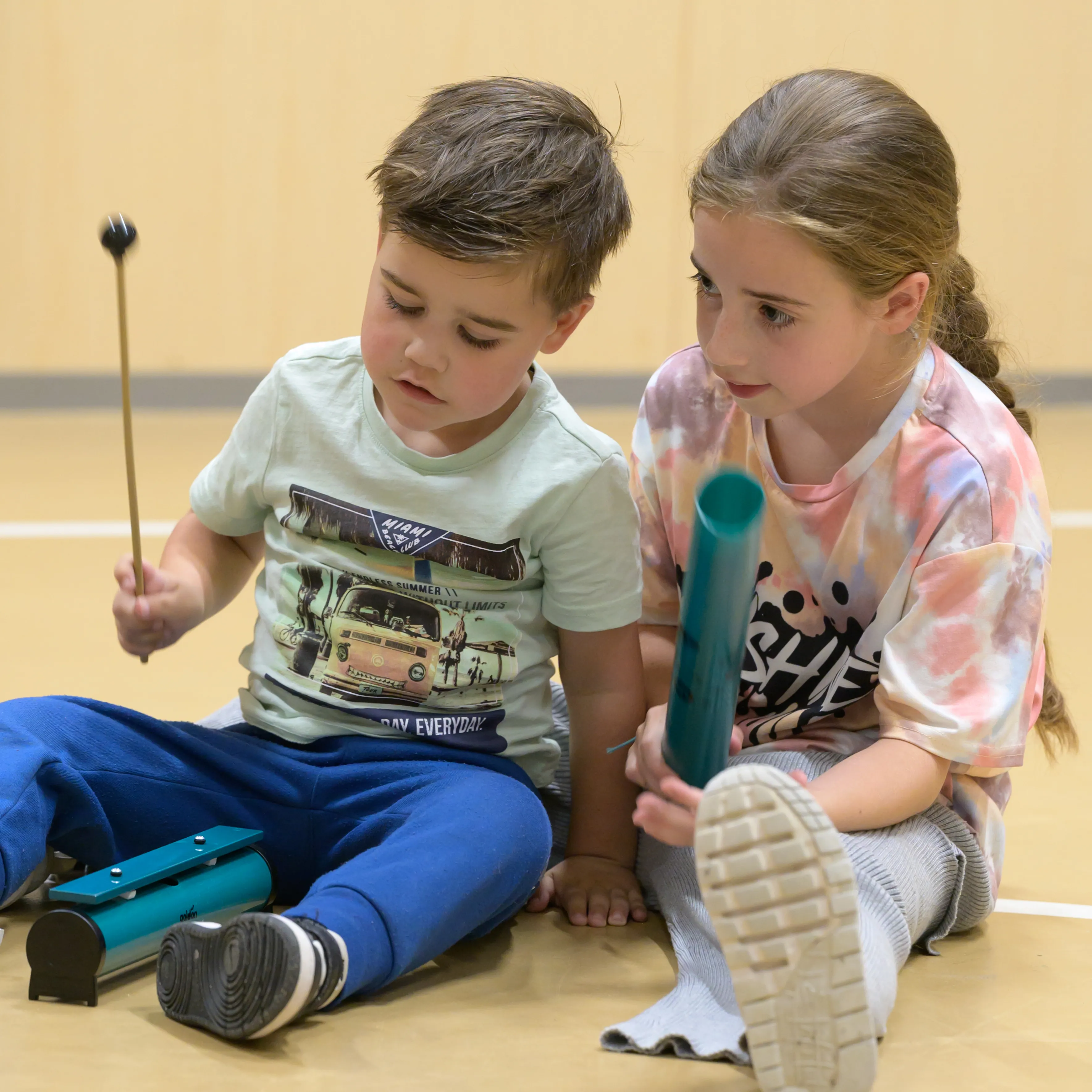 Kindjes met instrumentjes