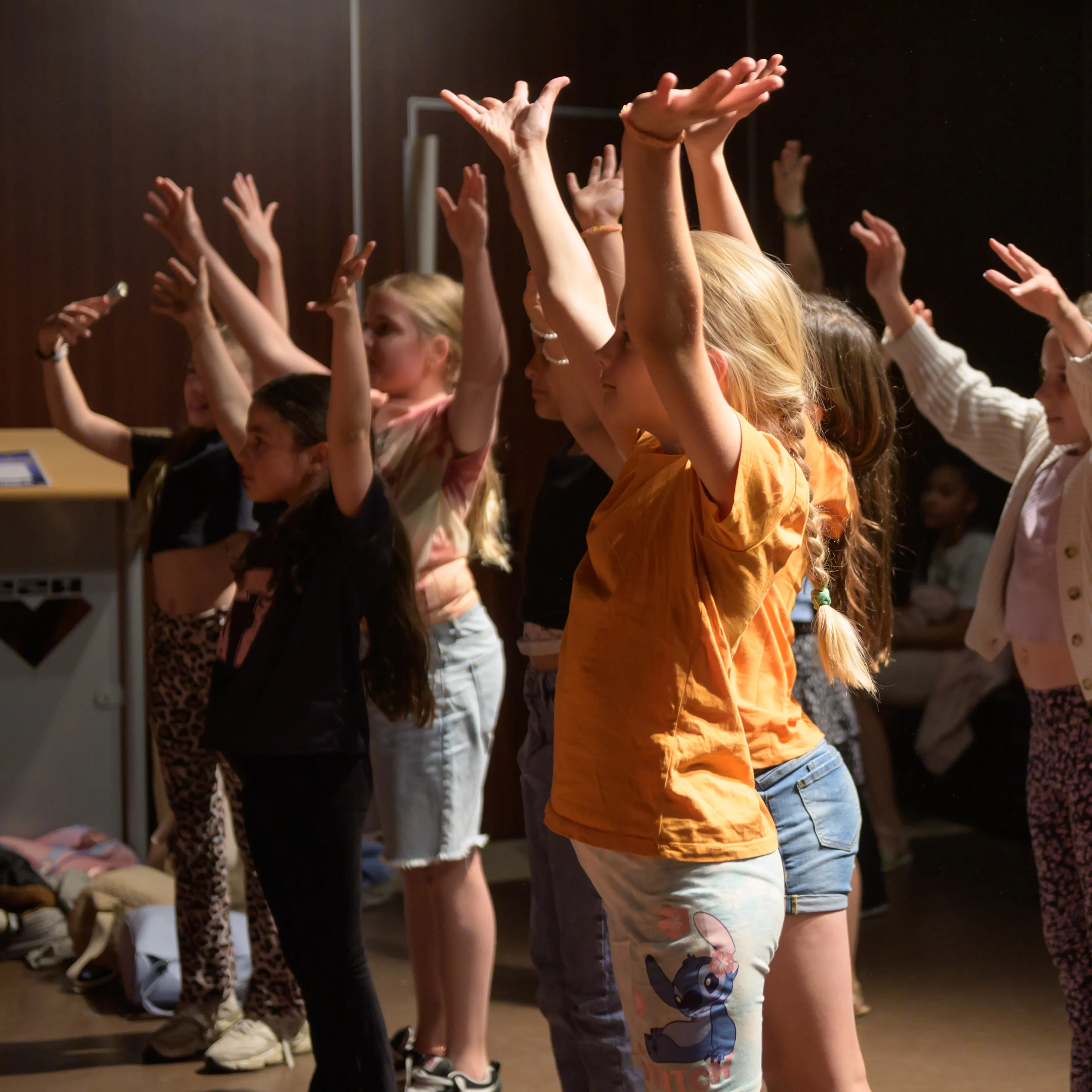 Kindjes dansen in theater
