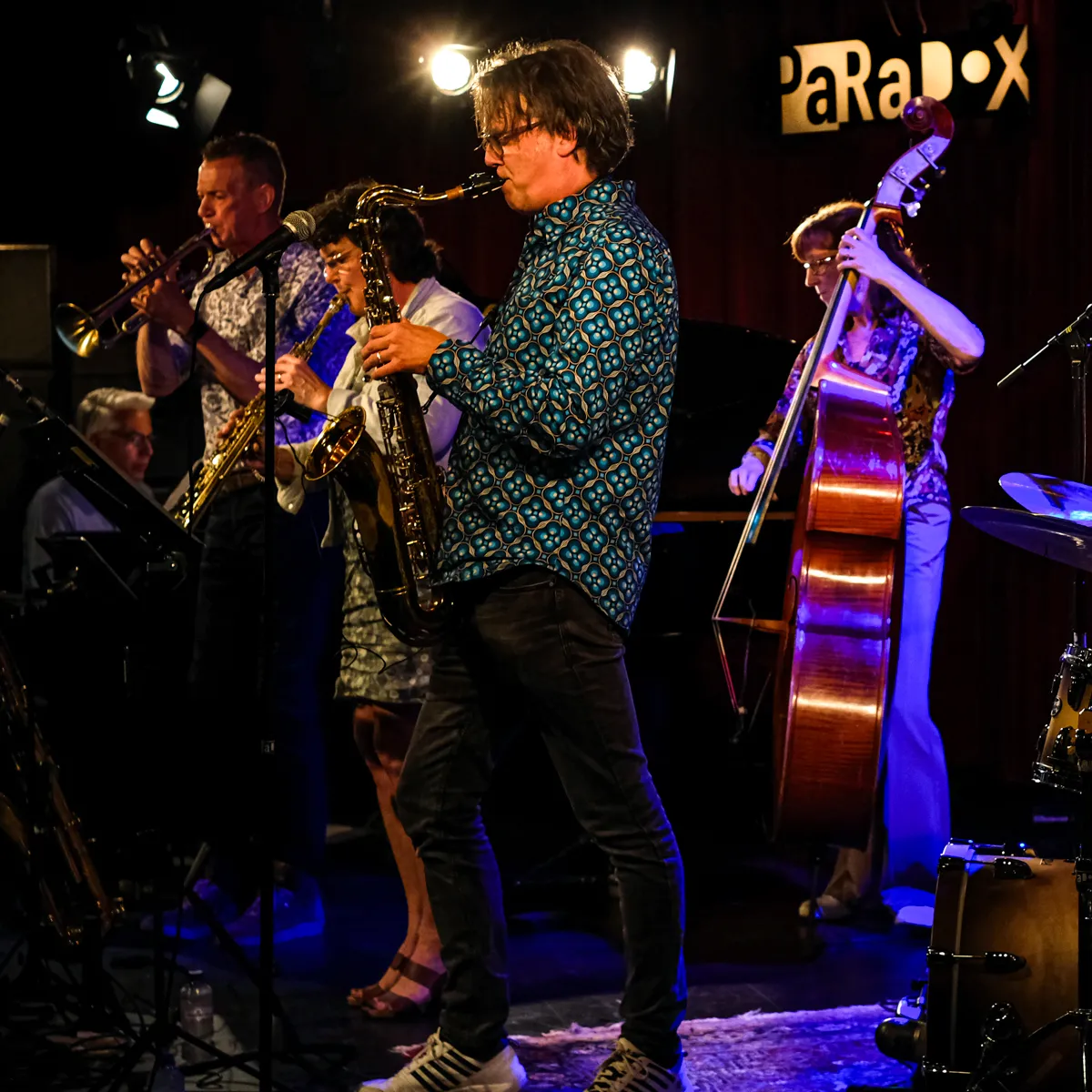 Band op podium in donkere sfeer