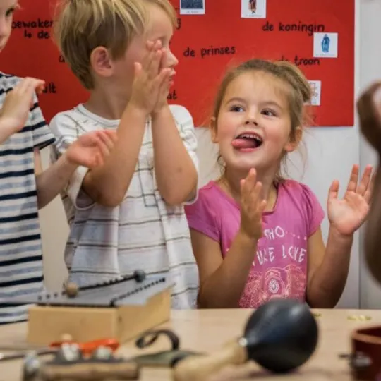 kindjes die muziek maken 