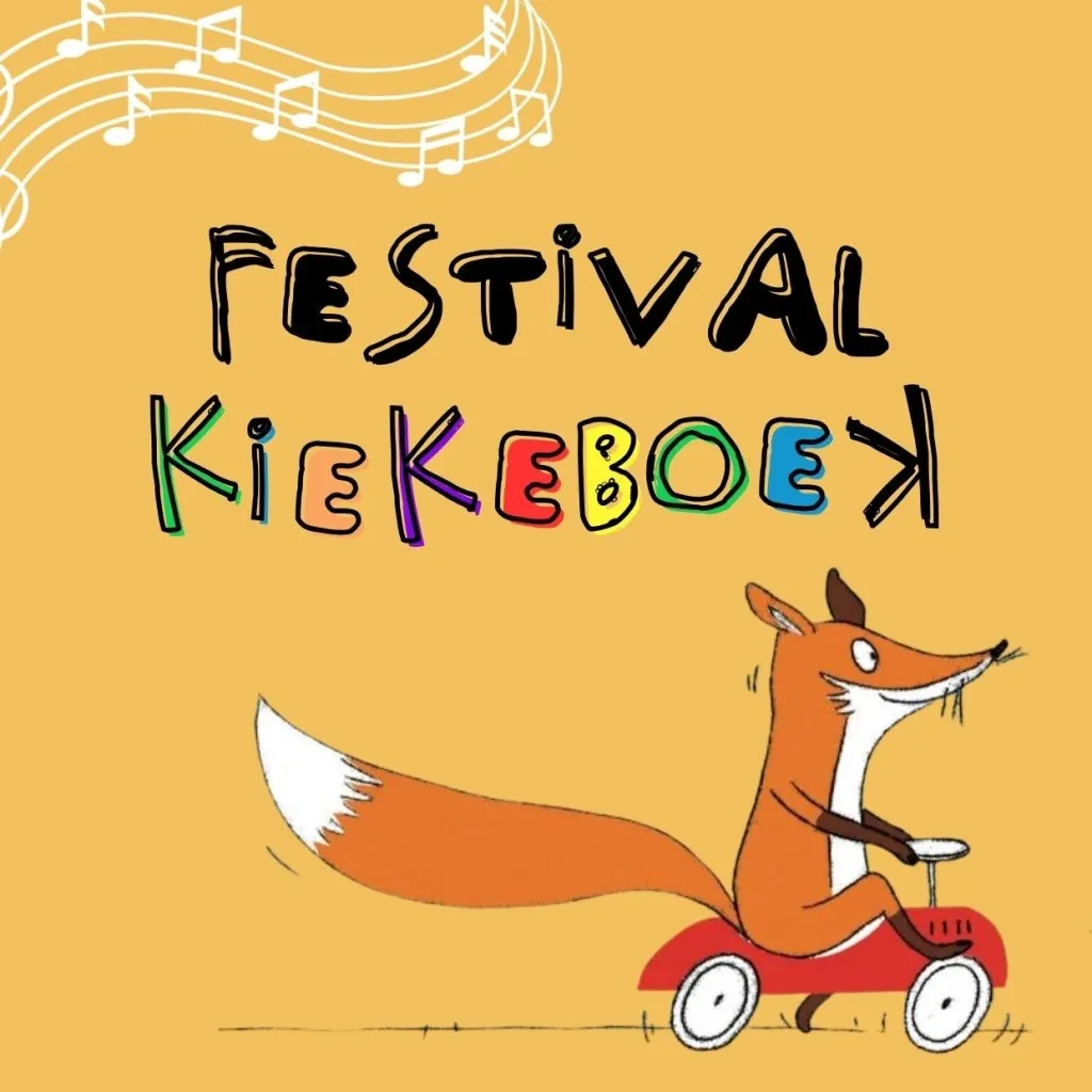 Vos rijdt op zijn loopfiets met het logo van Festival KiekeboeK
