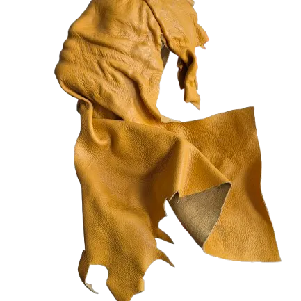 Kunstwerk geel leder met gezicht