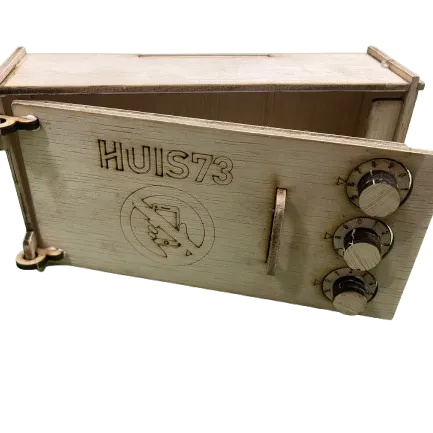 Foto van een houten telefoonkluis met daarop het logo van Huis73