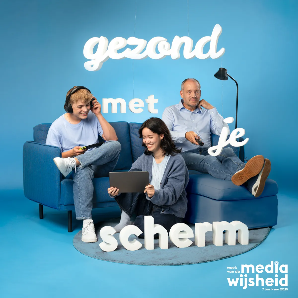 Gezinsleden zitten op scherm