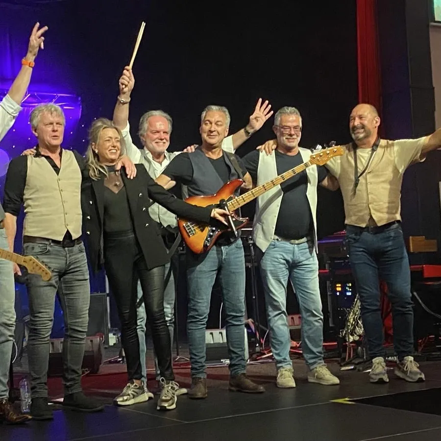 Groepsfoto van bandleden Fifty Five op podium