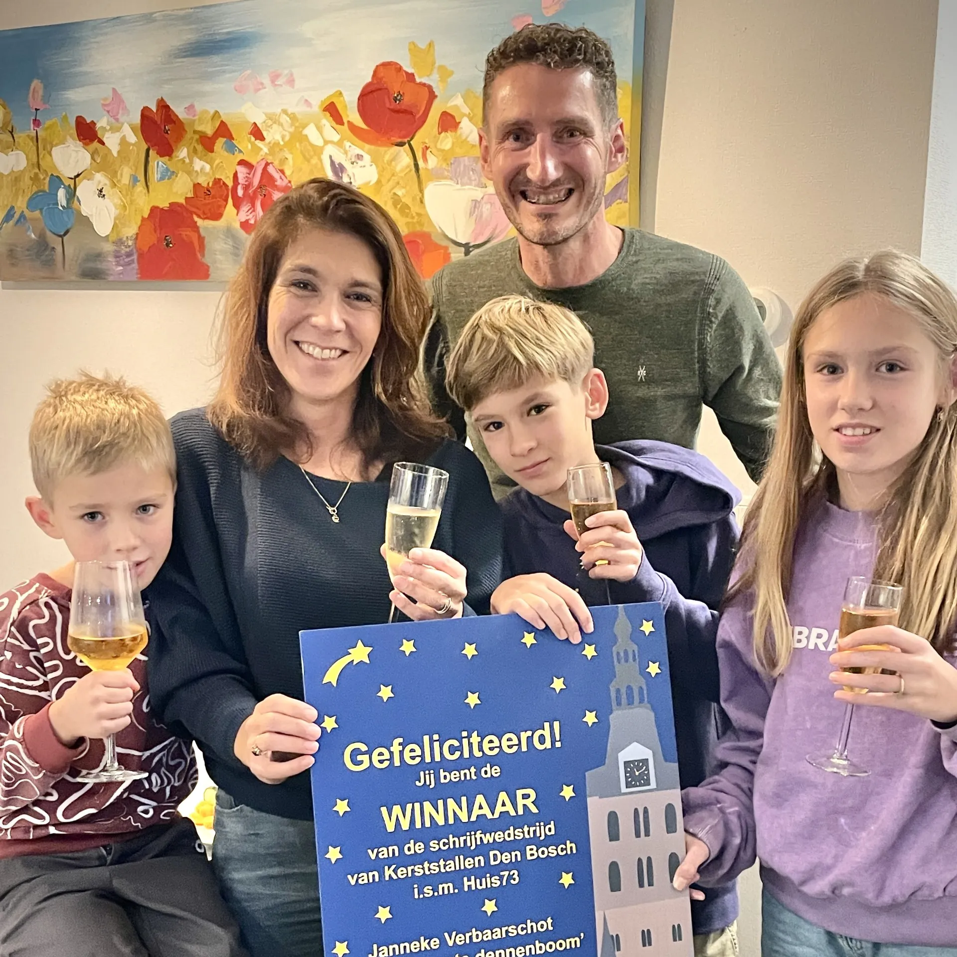 Winnaar schrijfwedstrijd Janneke Verbaarschot met haar gezin aan de bubbels