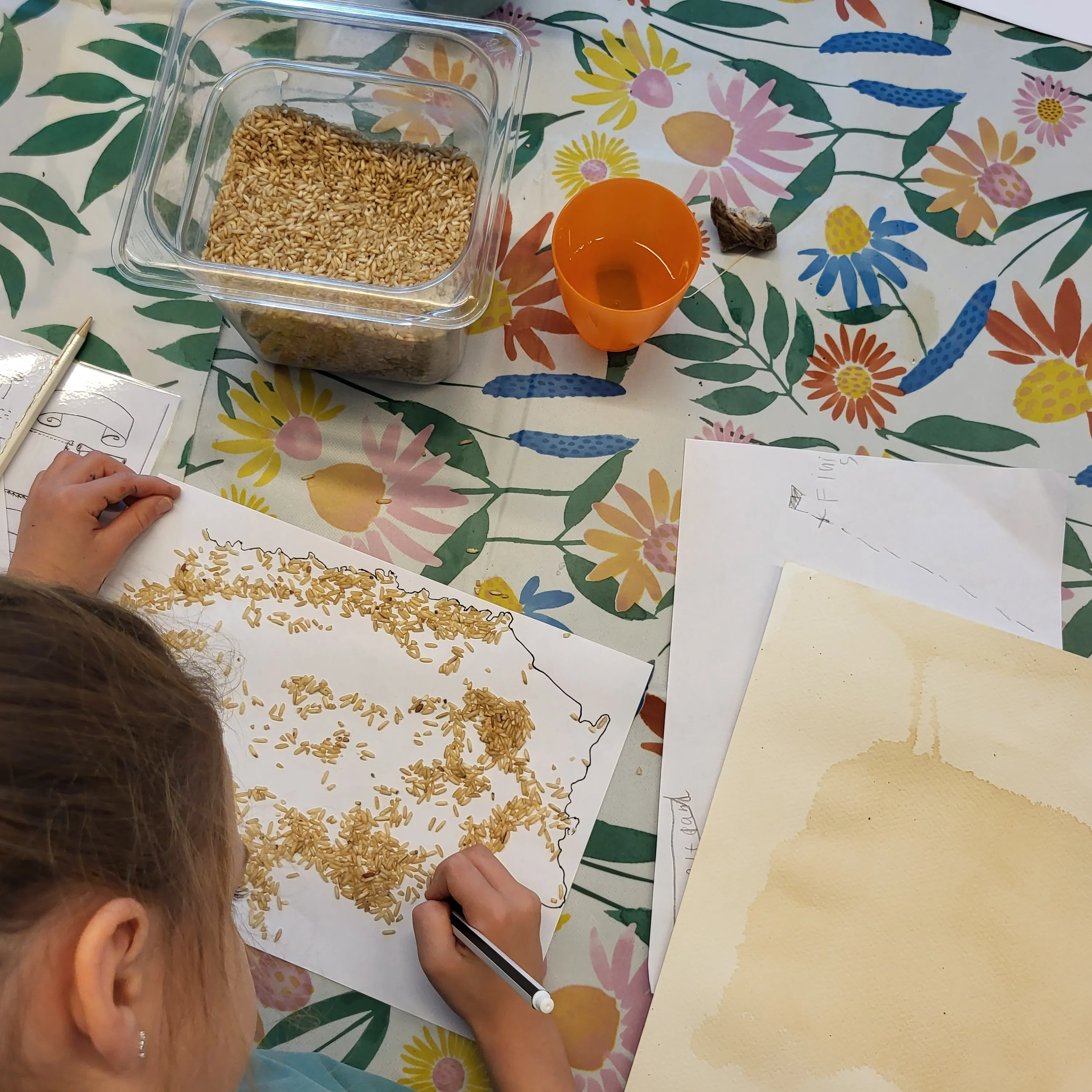 kind aan het tekenen 