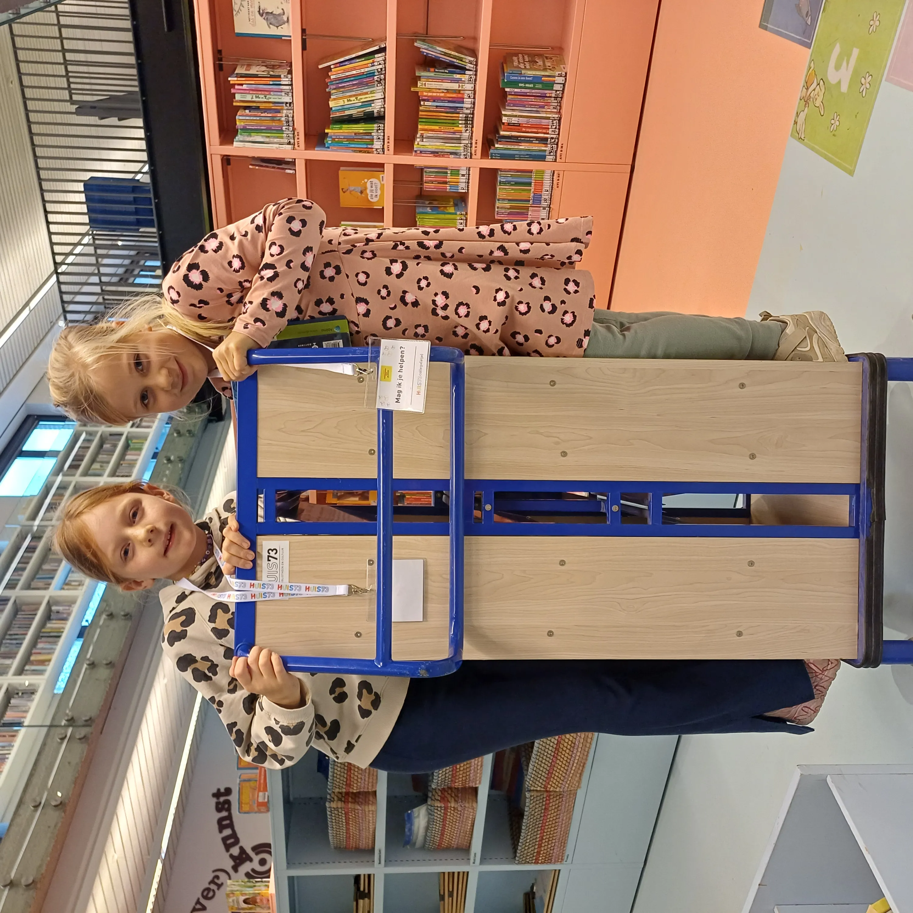 kinderen bij boekenkar 