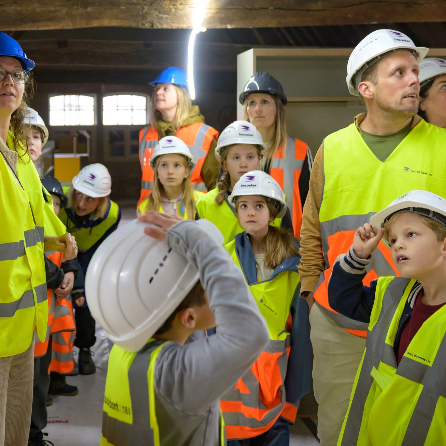 kinderen en hun ouders op de bouwplaats
